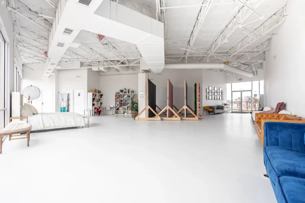 https://www.peerspace.com/resources/wp-content/uploads/dallas-huge-white-industrial-naturallight-studio-1024x683.webp